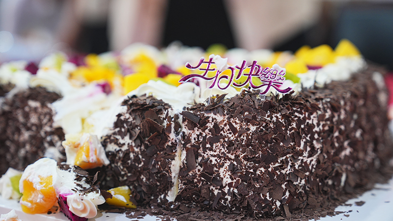 庆祝成长，共享喜悦：公司员工生日派对与入职周年庆典携手演出